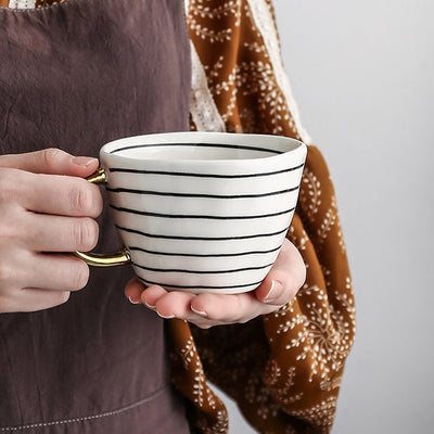 BowLift | Elegant Ceramic Coffee Cup with Gold Handle and Geometric Design 3